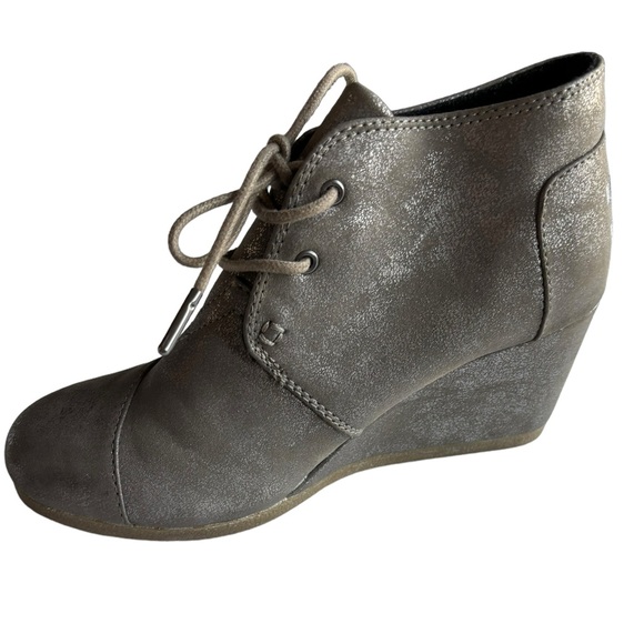 NWOT TOMS Desert Gray Metallic Lace-Up Wedge Booties 740810 Shimmer Ankle Boots - Picture 4 of 6
